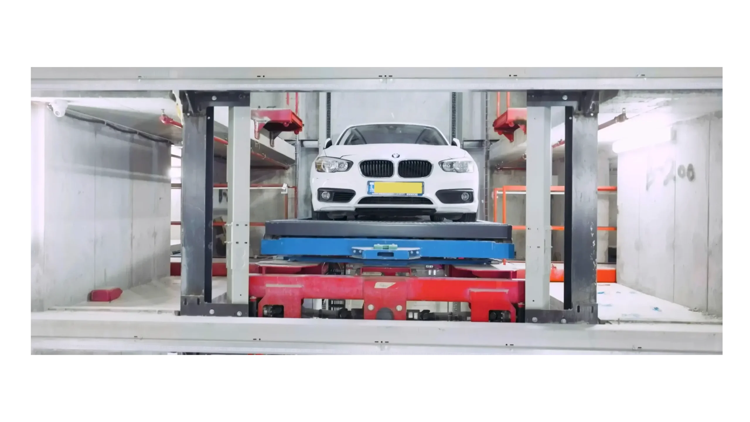 מכונית BMW לבנה על מערכת חניה אוטומטית עם מסילה ומנגנון מתכת