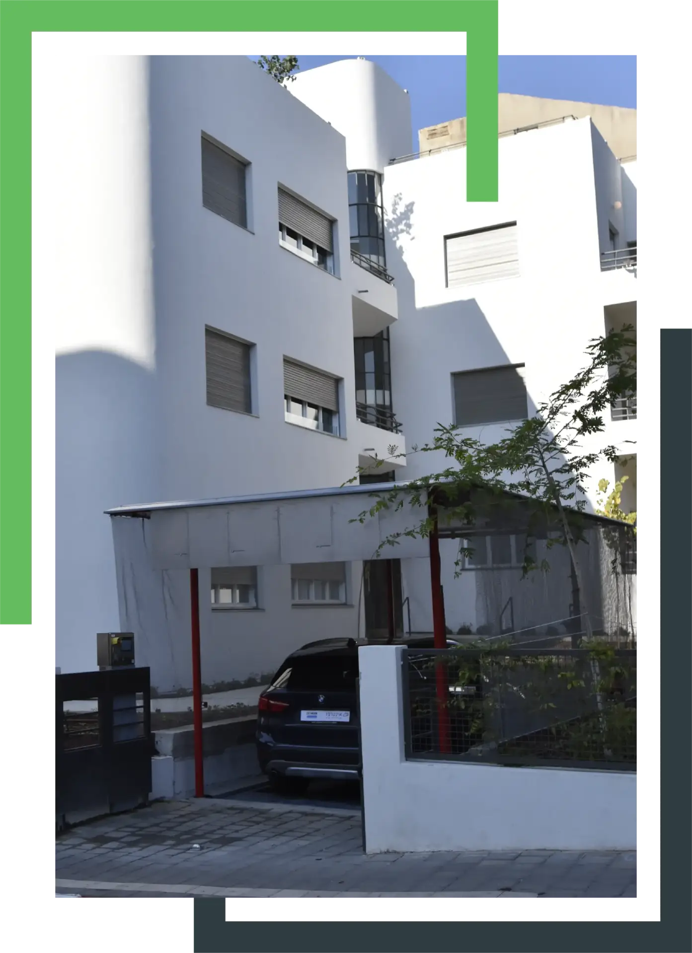 רכב יוצא ממערכת חנייה אוטומטית בחזית בניין מגורים עם עיצוב מודרני