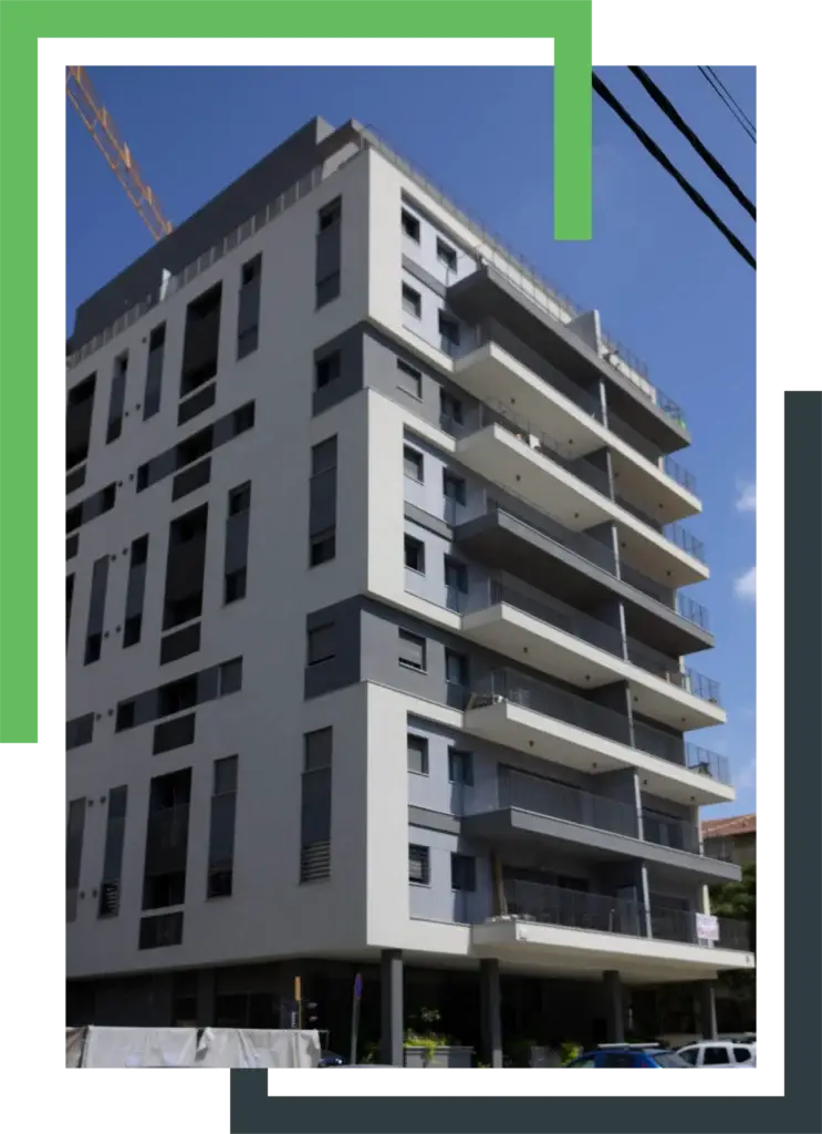 בניין מגורים גבוה בישראל עם מרפסות רחבות ועיצוב מודרני, מתאים לשימוש בפתרונות חנייה מתקדמים
