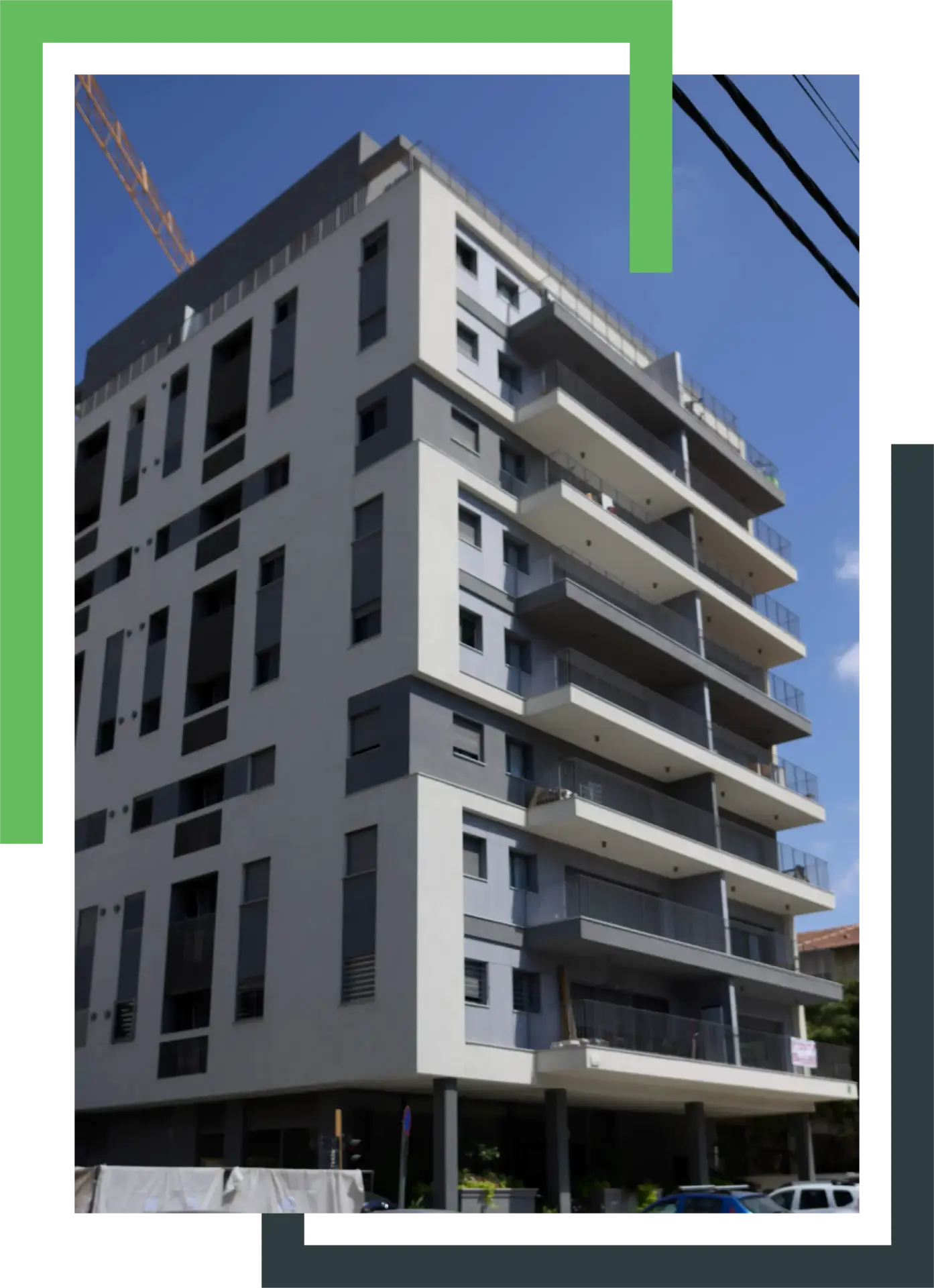 בניין מגורים גבוה בישראל עם מרפסות רחבות ועיצוב מודרני, מתאים לשימוש בפתרונות חנייה מתקדמים