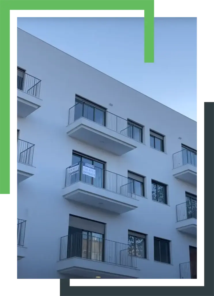 צילום של רחוב יהודה הימית ביפו, עם מבנים היסטוריים ועצים ברקע